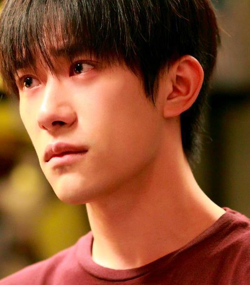 刘德华|易烊千玺晒“1cm近照”，衣服暗示太明显，网友：你才20岁呀