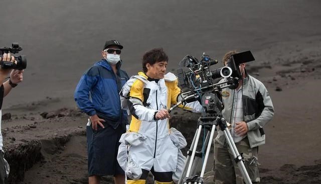 电影|成龙创下的吉尼斯世界纪录，一部电影身兼15个职位，还包括替身