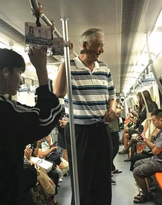 姚明|姚明近照,身材严重发福,他38岁的妻子,宛如少女显得韵味十足