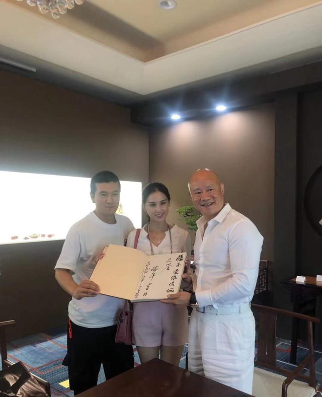 黄圣依|黄圣依夫妇被曝现身拍卖会,砸280万元买紫砂壶,其作者资历了得