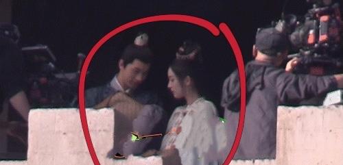 周星驰|古力娜扎新戏演“妈妈”，看孩子一脸宠溺，和男主演吻戏好娇羞