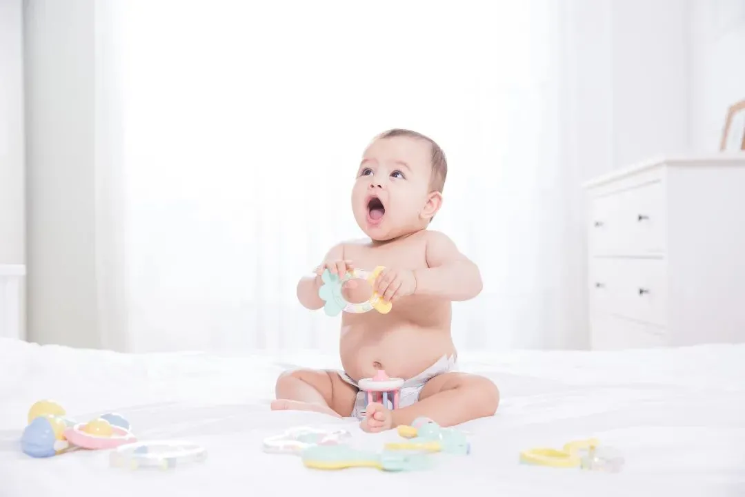 婴幼儿常识|国药育儿知识：新手爸妈要知道！宝宝睡觉一惊一乍、哼唧扭动，处理不对会影响发育！