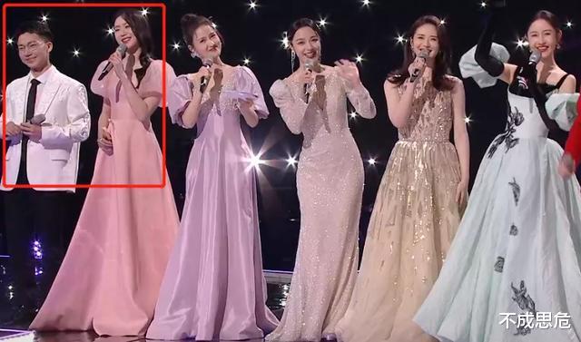 王源|跨年晚会12位明星遭遇尴尬,暴露娱乐圈三大真实现状