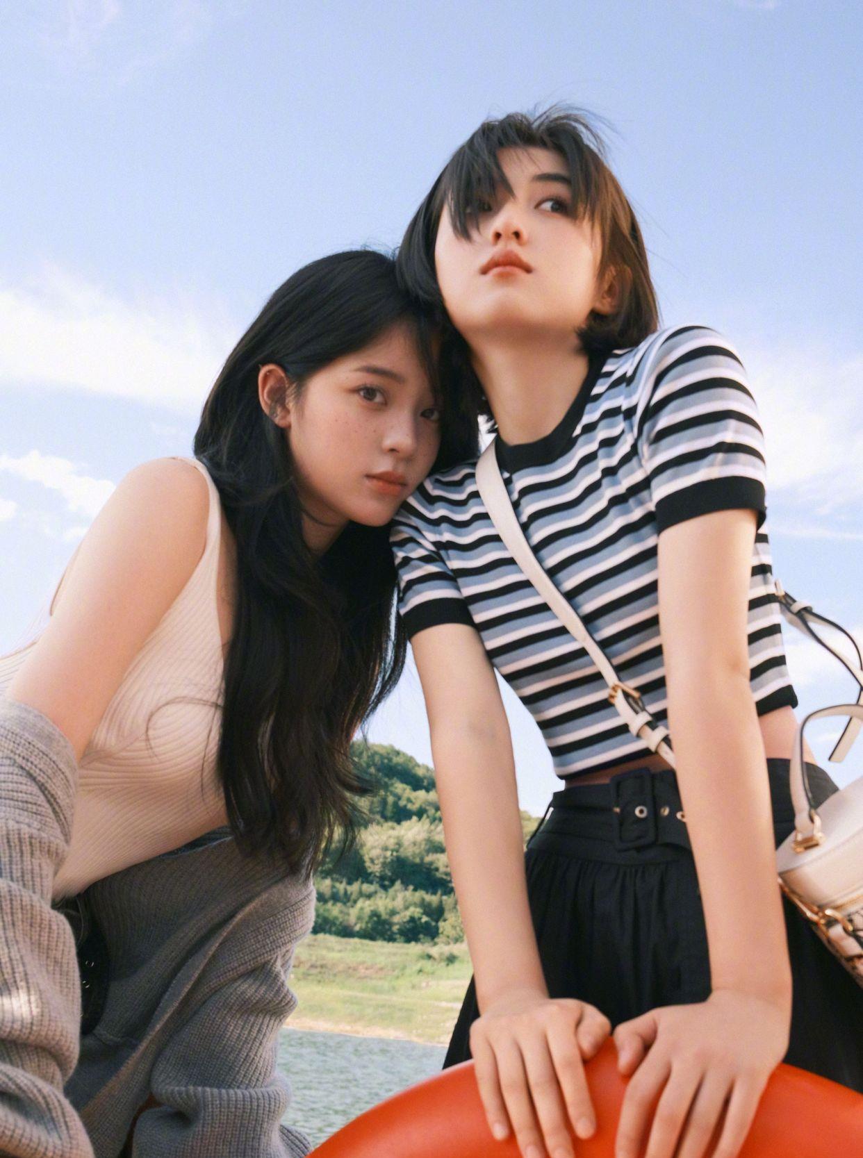 时尚专用小马甲|00后小花欧阳娜娜、张子枫合体登封面，青春最美好的样子！