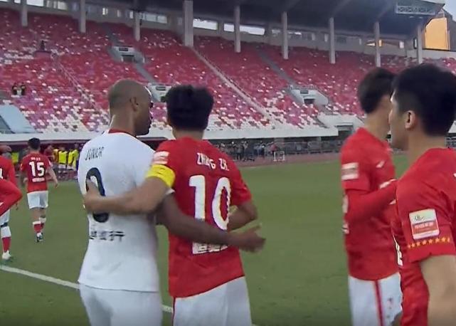 鄭智|滿滿的尊敬！鄭智打滿全場(chǎng)，賽后誰注意外援的舉動(dòng)，裁判也笑了