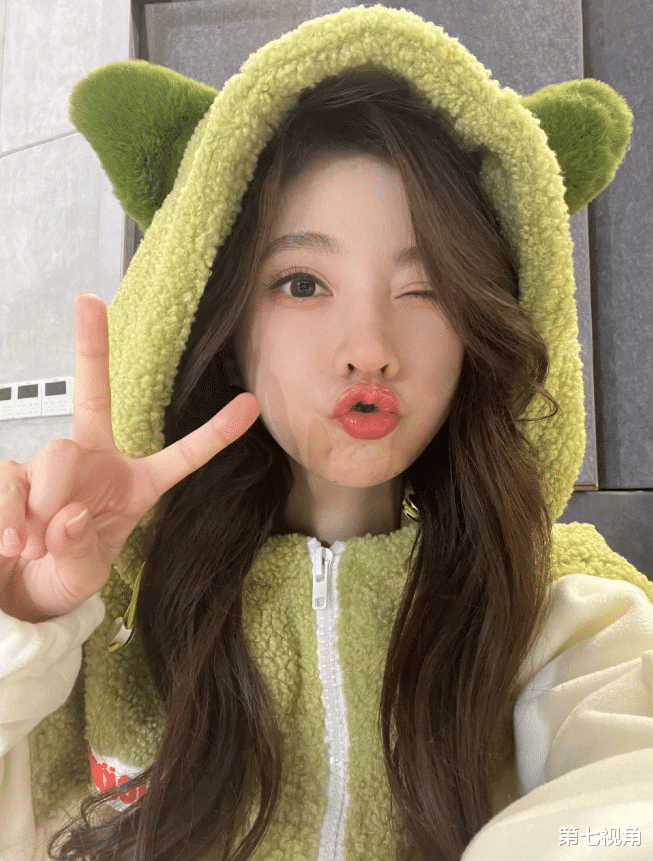 冯提莫|冯提莫再跳《佛系少女》手势舞，动作熟练游刃有余，网友：爷青回