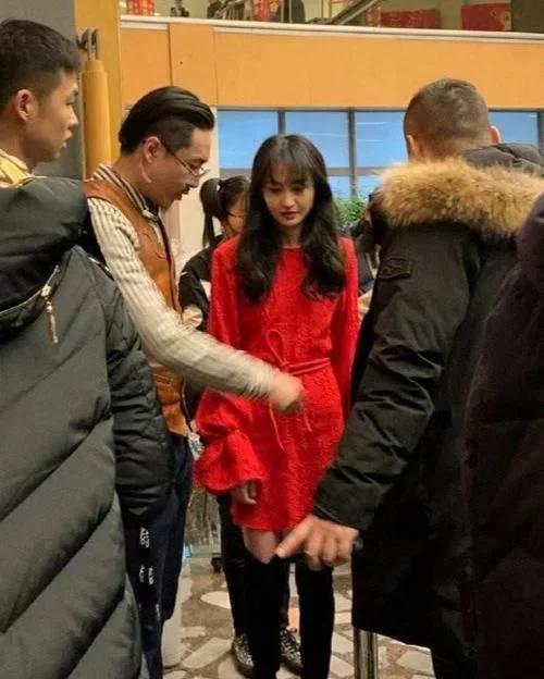 郑爽|郑爽遭到封杀后，张翰妈妈感慨：还好当时反对两人恋情