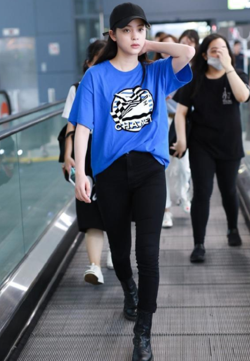 林生斌|人美就是任性！周迅穿“大妈衫”走机场，包包挎腰上意外很时髦