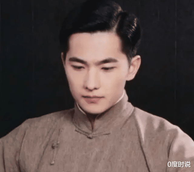 0度时说|杨洋真不愧是“军艺校草”！当他穿起民国长衫后，彻底不见油腻感