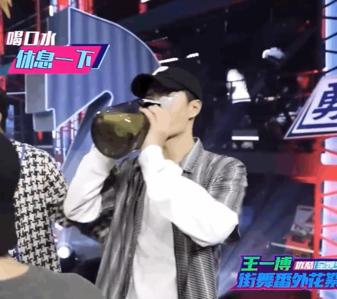 cp粉|王一博《街舞4》水杯超1000元？上万和肖战cp粉磕糖，网友发图打脸