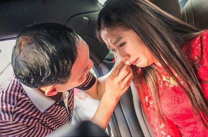 彩礼 女儿要嫁城里富豪，父亲扮乞丐去对方家，回家后一分彩礼未要