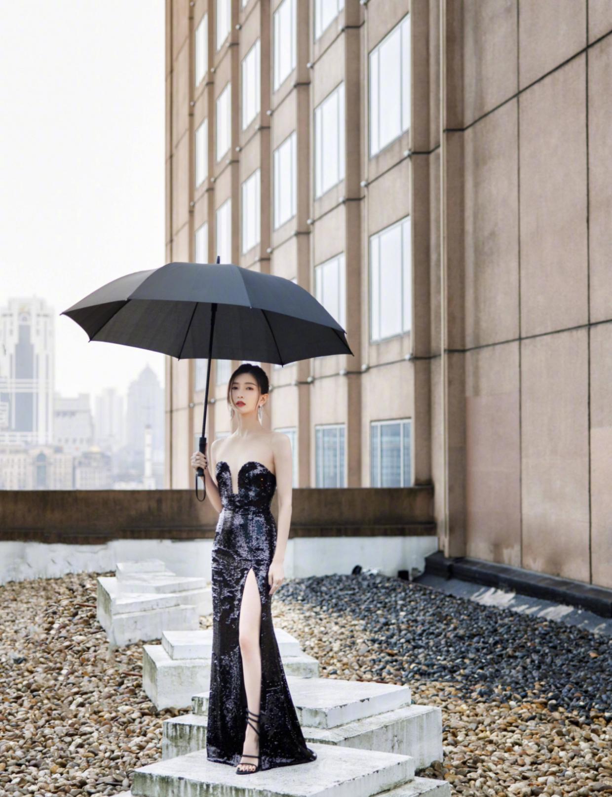 何有强|江疏影的衣服品味真好,穿粉色卫衣+短裙走机场真显腿长,好养眼