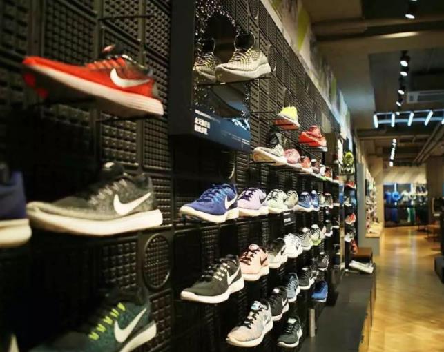 运动鞋 耐克门店冷落！有骨气国货“空气鞋”爆红，千元档次只卖99，网友：真香