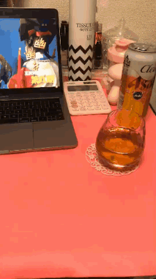  女生夏天还是少穿白色衣服出行吧，遇到下雨天打湿了真的很尴尬