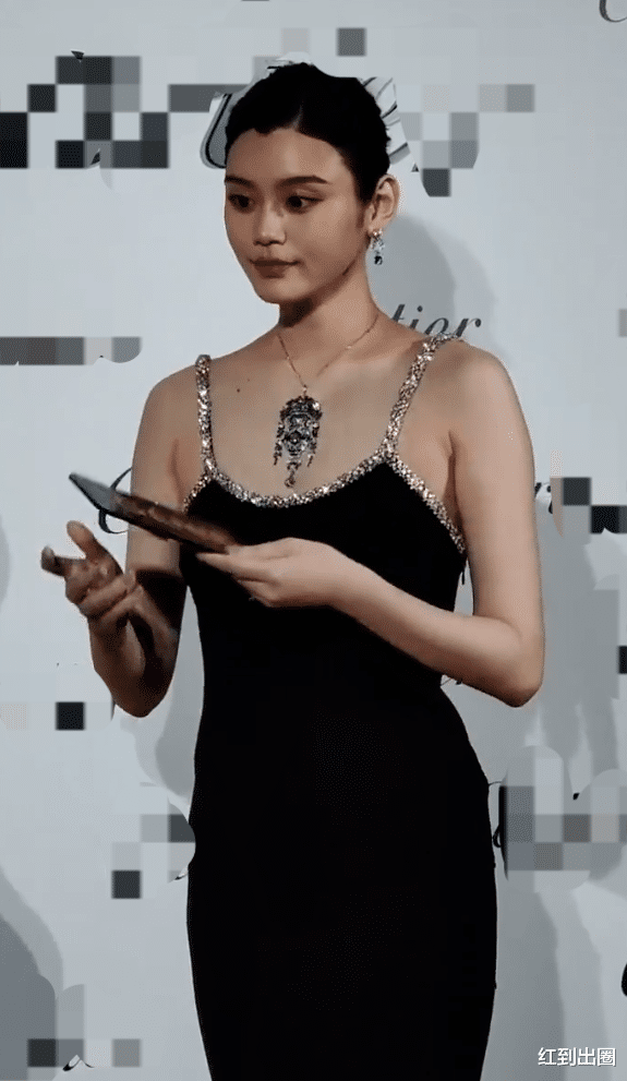 娜奥米·沃茨|最美孕妇！奚梦瑶挺二胎孕肚现身，侧身勾勒完美曲线，一身行头上百万