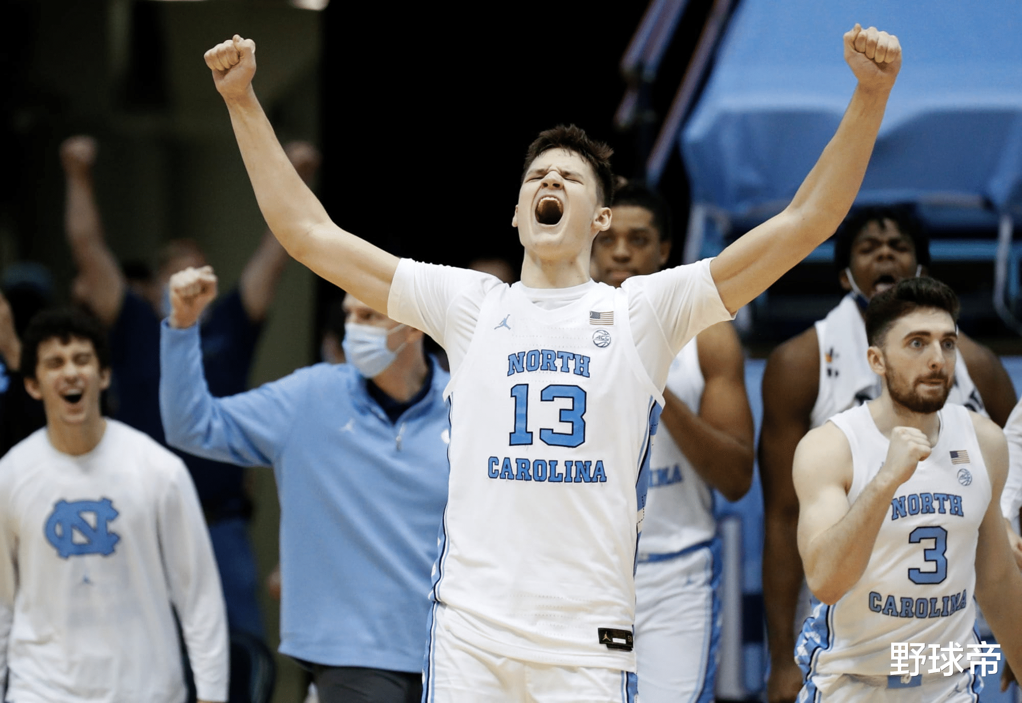 湖人队|身高2米16，单场16分10板11帽！全美第二中锋，这么强都落选NBA？