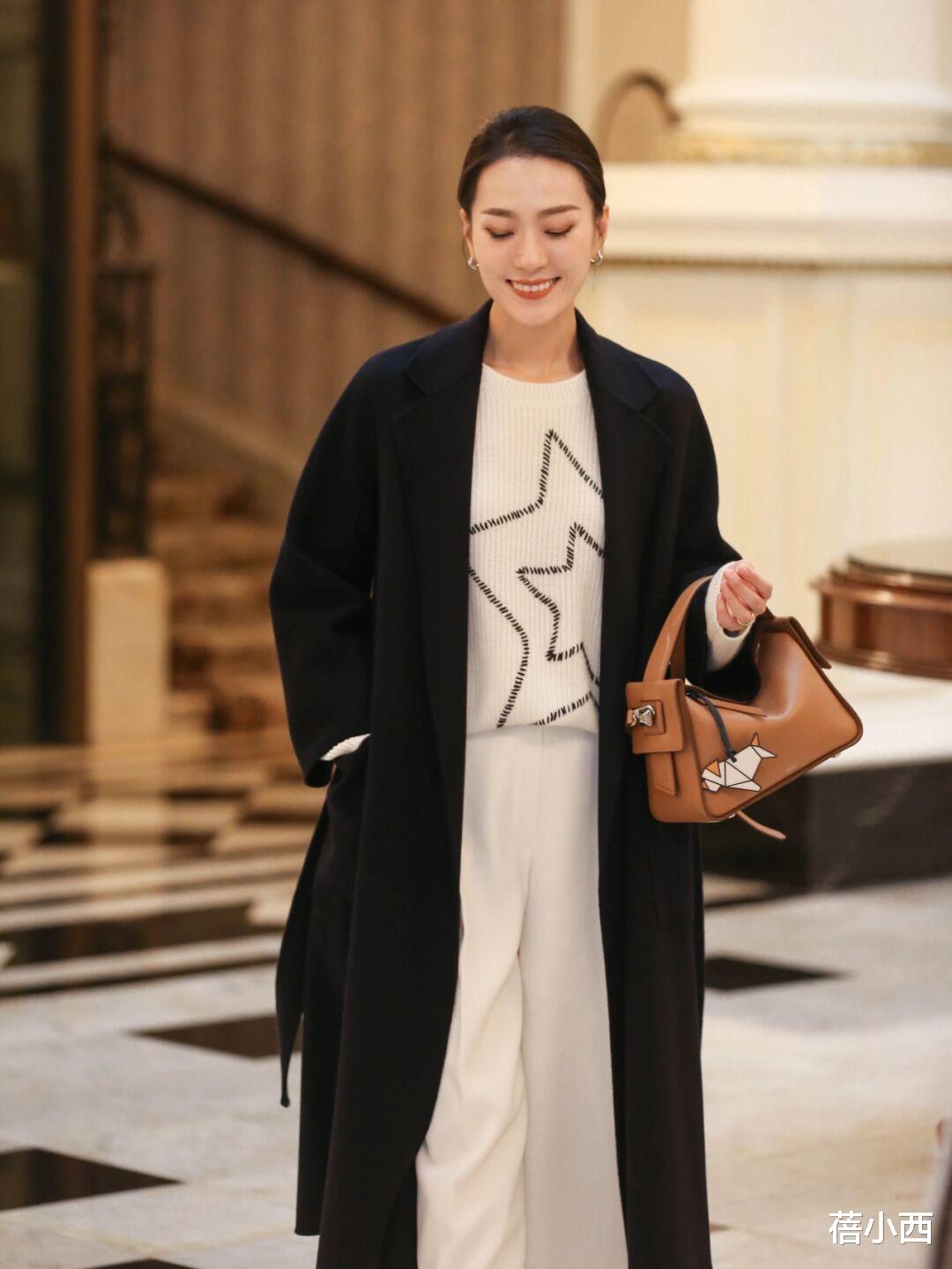 蓓小西 会穿“大衣”的女人更优雅，搭配半身裙真高级、搭配阔腿裤显气质