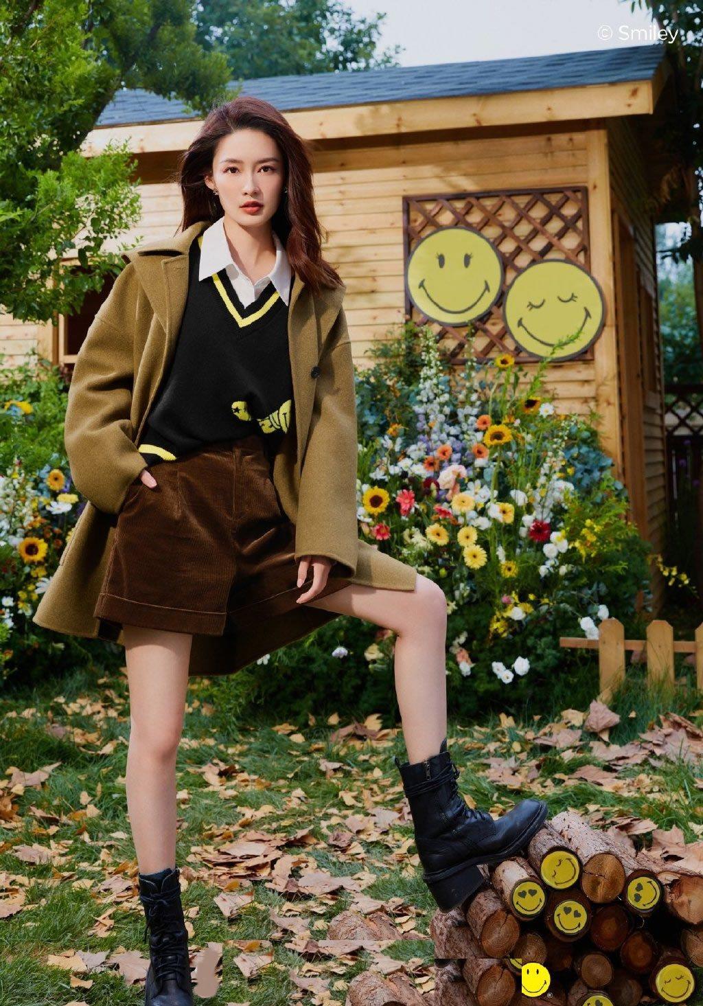清娱吧|李沁真美,浅蓝色衬衫配牛仔短裙,清新时尚很有格调