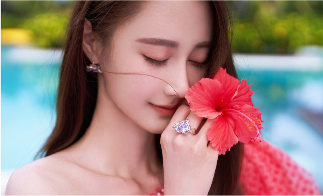 郭品超|婚事将近？郭品超与小女友拍婚纱写真，两人海边牵手拥抱，心形钻戒抢镜