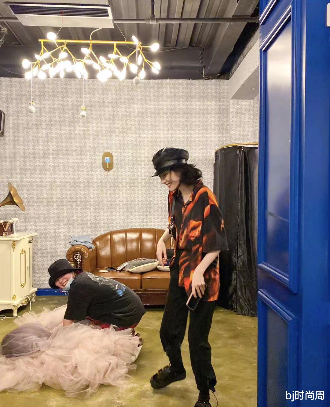 bj时尚周|迪丽热巴也太瘦了吧,这一身花衬衫穿得有点hold不住