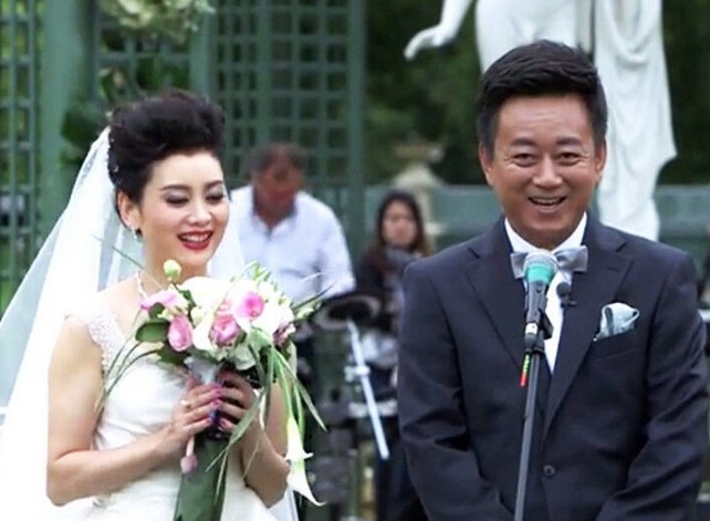 朱军|朱军50岁老婆晒近况，在大街上热情跳舞，化浓妆穿纱裙似少女