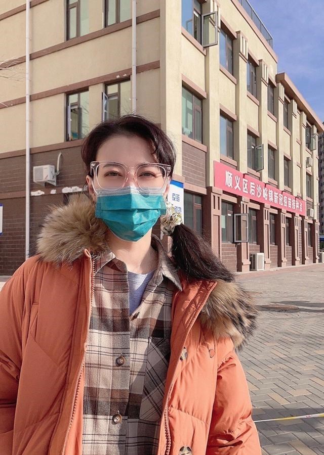 发型 周海媚终于换新发型，穿羽绒服扎马尾气质大变，出门打针回头率高