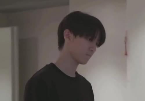 王俊凯|王俊凯和工作人员谈事,谁注意他手放的位置?粉丝:你才21岁呀