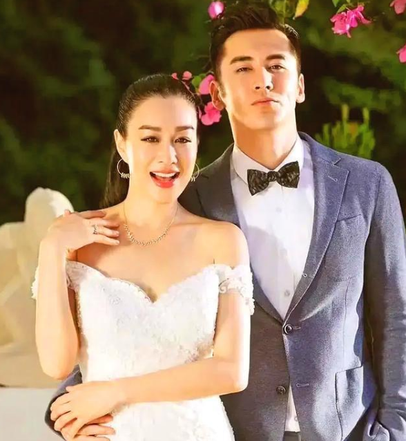 钟丽缇|钟丽缇与小12岁老公现身机场，因穿着惹张伦硕不满：太暴露了！