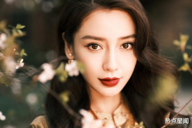 黄晓明|黄晓明深夜脸贴脸拥抱美女，毫不避嫌，被指已和Baby离婚