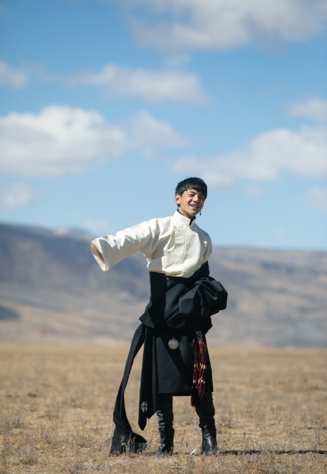 生图|丁真再放大招，换上西装秒杀一众男艺人，上台毫不怯场总裁范十足