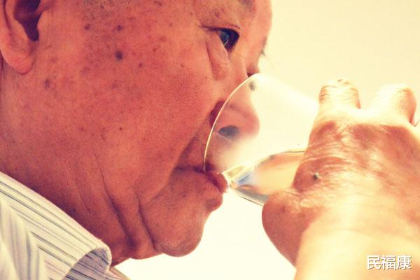 肠胃|早上起床后第一件事是上厕所，喝水还是刷牙？公布科学的起床步骤