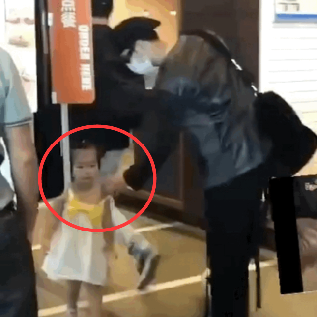 王嘉尔|王嘉尔给路过的小女孩提肩带，眼神温柔动作绅士，“救美”后自踩衣角