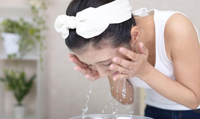 烟火人间的真实 干皮可以用清洁强的洗面奶吗 补水洗面奶排行榜6强