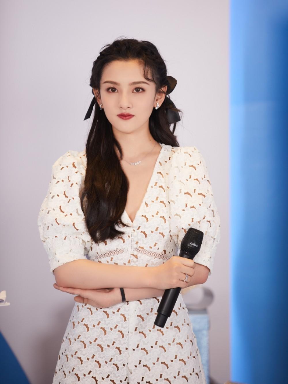 何有强|宋祖儿小小年纪怪会穿的，白色V领连体裤优雅温柔，性感又不失端庄