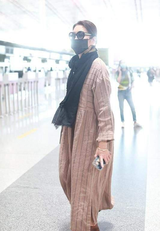 闲鱼有话说|62岁倪萍走机场，穿“奶奶裙”拎4万包状态真好，换新发色好减龄
