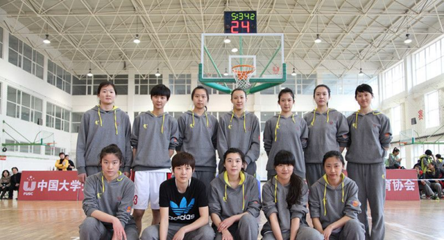 家有二宝育儿|下雨天体院男生的打伞方式，一个人拯救一个宿舍，这满满的安全感