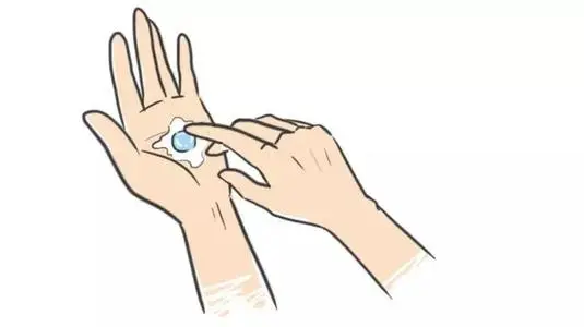 导致隐形眼镜破损的原因