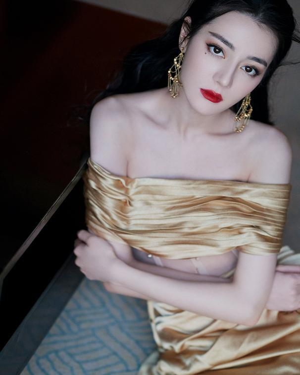 迪丽热巴|迪丽热巴有多自信？把10厘米围脖当上衣，却被“人鱼腰”请抢镜