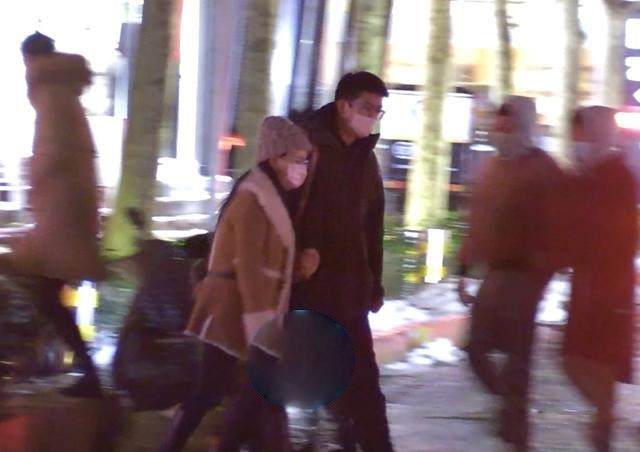 杨紫|39岁女星与男友疑同居，亲昵碰头后同回爱巢，曾当众送吻旁若无人