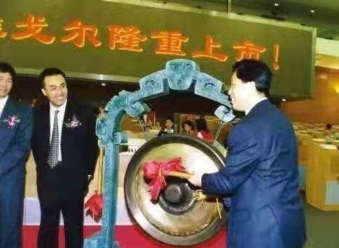 小嬴政 他,15岁当农民,30岁拉板车,70岁身价百亿,被骂不务正业