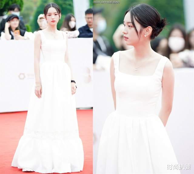 时尚扒婆 周也礼服配球鞋，王丽坤古装发髻配西装！这场红毯也太随意了吧