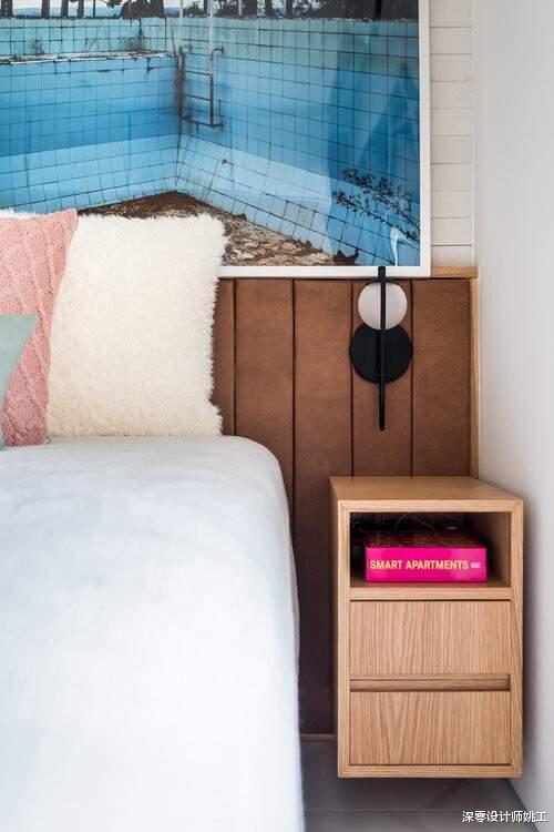 65㎡装得够聪明！靠窗打错层卡座，一边代替餐椅，另一边做桌面