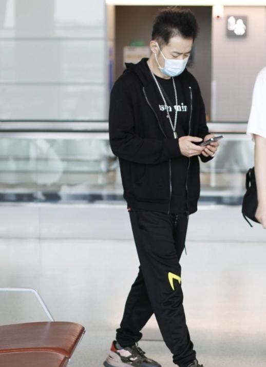 穿衣搭配|任泉穿搭朴素现身机场，穿运动装配清爽短发，48岁还像个小鲜肉