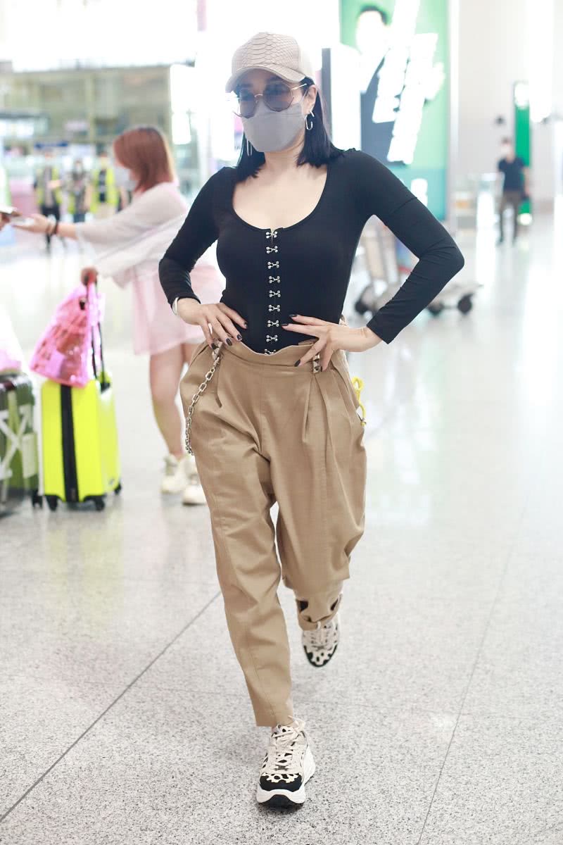 淘鱼时尚 钟丽缇一家走机场，和婆婆同穿花衣还亲密耳语，张伦硕反倒像路人