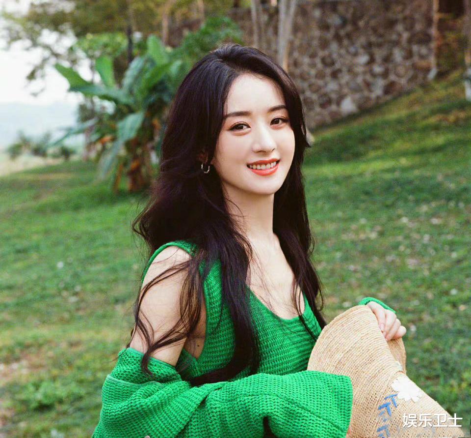 李云迪|《野蛮生长》路透,赵丽颖造型好飒气场满满,实力演绎90年代靓丽女老板