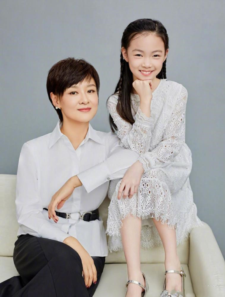 李小萌|前央视主持人李小萌，老公是谁已成谜，她女儿九岁啦，长相不及妈