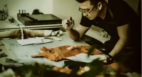 铭家匠遇|在国内，有一种皮具叫「聚变」手工皮具！