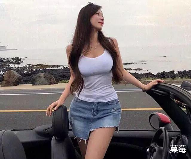 菓莓 韩国模特被称“海贼王女帝”,身材出挑,腰间呼啦圈是其健身法宝