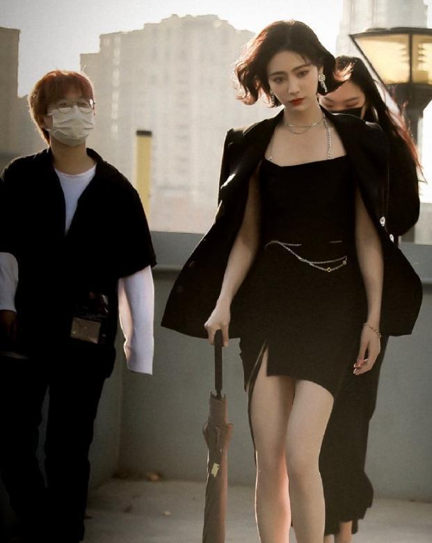 许佳琪|许佳琪的身材靠p图？路人拍照故意不开美颜，真实腿型一览无余