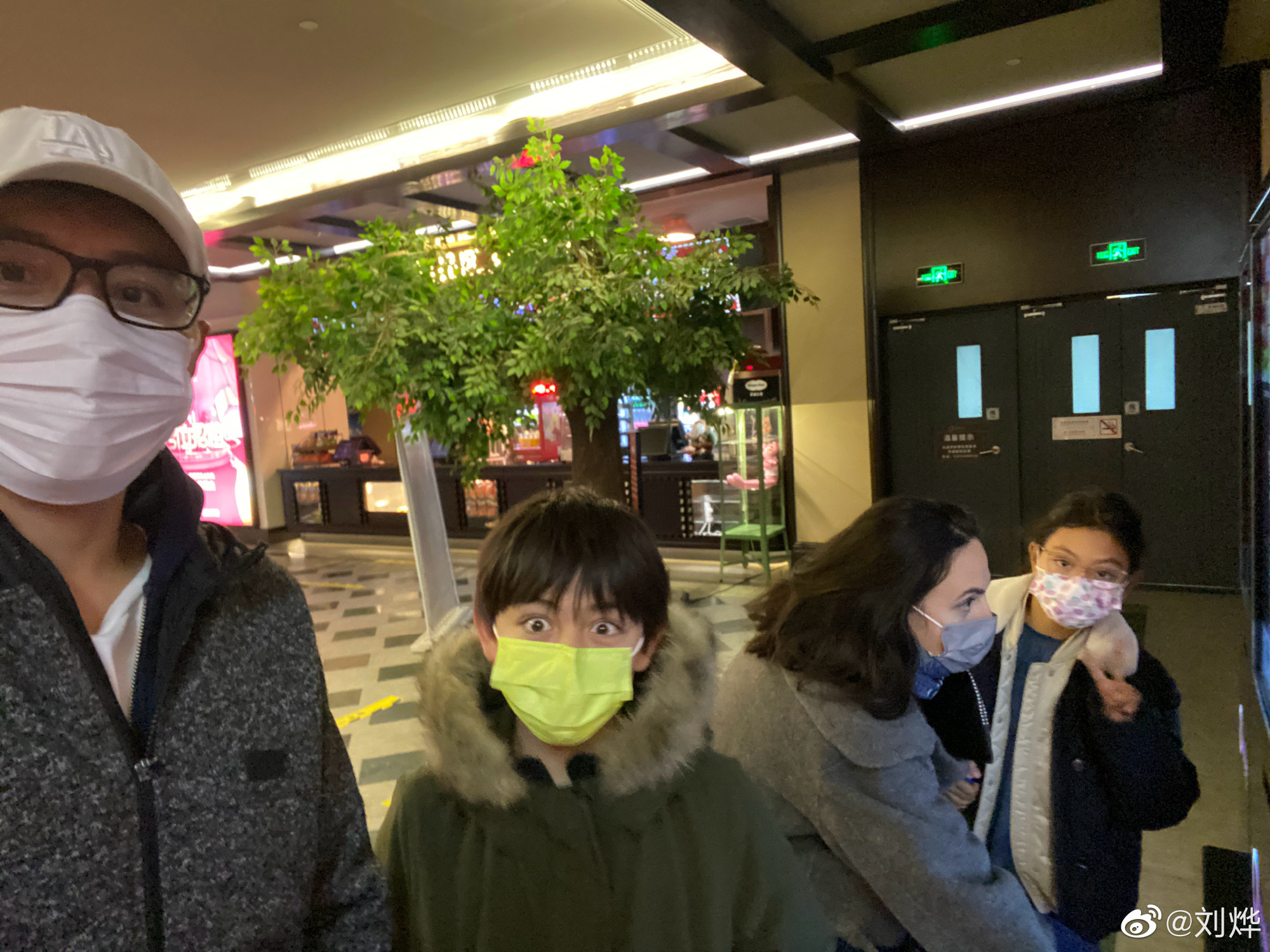 刘烨|刘烨一家四口久违同框，11岁诺一长高到爸爸肩膀，帅气如美少年